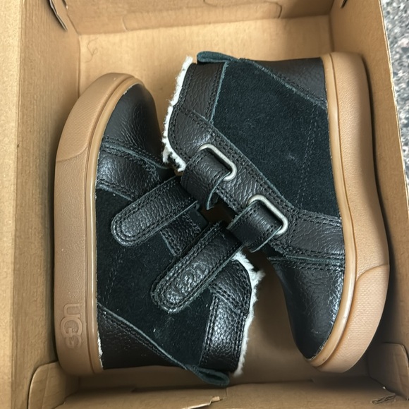 Ugg Toddler Boy Boot🖤 - Picture 3 of 4